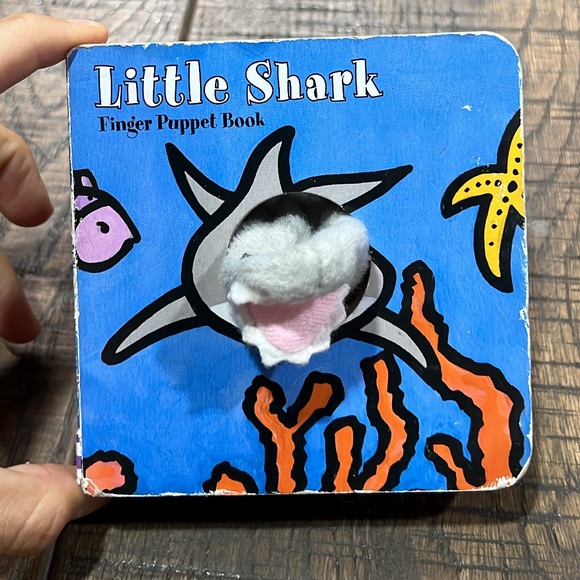 Little Shark Finger Puppet Book - Picture 1 of 4
